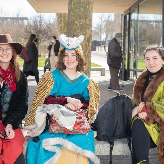 photo deux princesses et une cow-girl à l’heure de la pause, en bas de la place de la brèche.  ©  co – eric chauvet