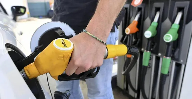 photo  en sarthe, le prix du carburant dépasse les 2 € le litre dans de nombreuses stations-service.  &copy;  archives le maine libre 