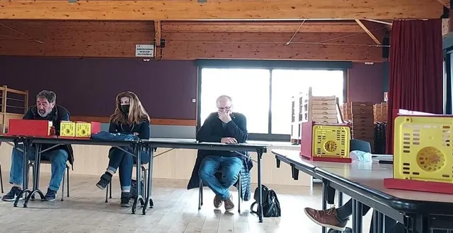 photo  alain guerlet (deuxième à gauche), vice-président de l’asad49, a animé la dernière réunion d’information auprès des cinquante habitants volontaires pour la lutte contre le frelon asiatique. jean jacques dulong ( à droite ), adjoint chargé du programme a opéré la distribution des pièges en expliquant leur fonctionnement. patrick choisnet ( à gauche ) et nathalie dheilly sont les référents pour le suivi de ce programme. l’asad 49 a signé une trentaine de conventions de lutte contre le frelon asiatique avec les communes du maine-et-loire.  &copy;  ouest-france 