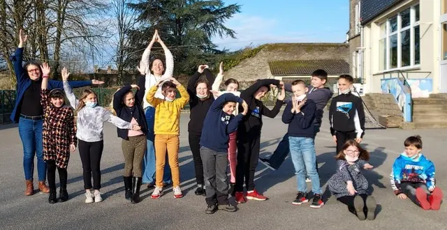 photo  avec ce qui semble être un jeu, la séance permet aux enfants d’exprimer le rapport aux lettres avec leur corps et au positionnement dans l’espace.  &copy;  ouest-france 