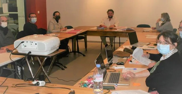 photo  les élus ont débattu des points à l’ordre du jour.  &copy;  le maine libre 