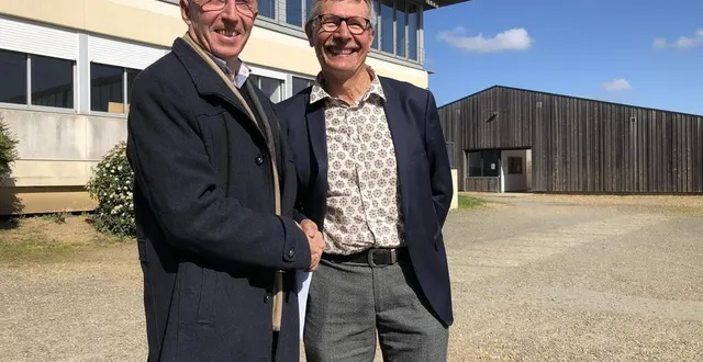 photo  michel dauton (à gauche) est dorénavant le nouveau président de l’association de gestion des écoles de sciences de la vie en charge du lycée val de sarthe. il succède à joël landais, président depuis 2017.  &copy;  photo : ouest-france 
