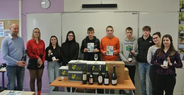 photo  benoit le meur et une partie des élèves en bts prêts à recevoir les commandes sur leur site internet.  &copy;  ouest-france 