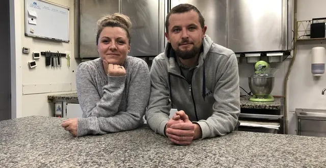 photo  jennifer et jérémy fournioux reprennent le flambeau de cyril renoult à la huchette et la huche à pain.  &copy;  photo : ouest-france 