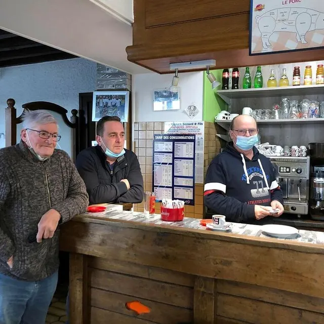 photo des habitués, avec le patron du canter, françois dailly, à la chapelle-au-moine.  ©  ouest-france