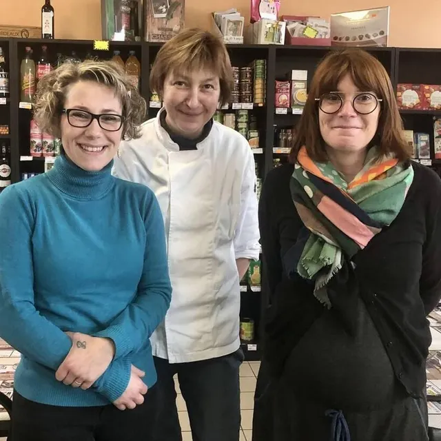 photo élodie dubourg, nathalie gomariz et émilie larguèze forment le trio derrière les saveurs de l’étang, à sainte-honorine-la-chardonne.  ©  ouest-france