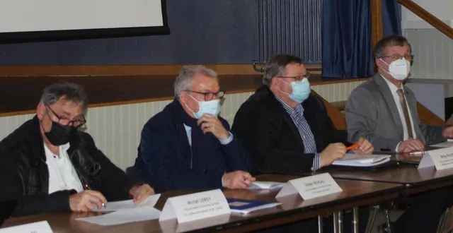 photo  les membres du bureau, réunis à dollon, ont dévoilé les orientations budgétaires du pays.  &copy;  le maine libre 