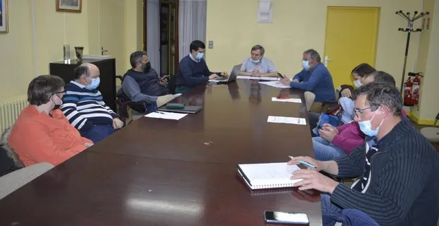 photo  les membres du conseil municipal de crosmières réunis autour du maire jean-yves denis.  &copy;  le maine libre 