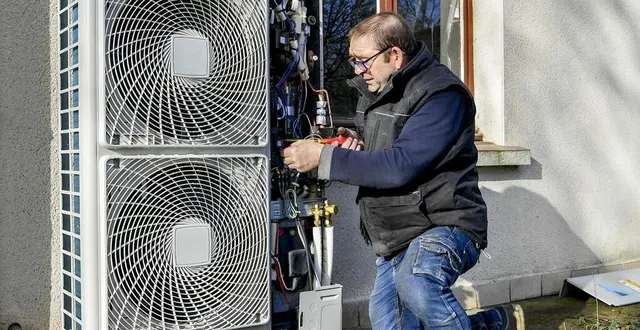 photo  a louplande, patrick, chauffagiste travaillant chez géo-dis pose une pompe à chaleur pour michel, un particulier, en remplacement d’une chaudière au fioul.  &copy;  photo yvon loue 