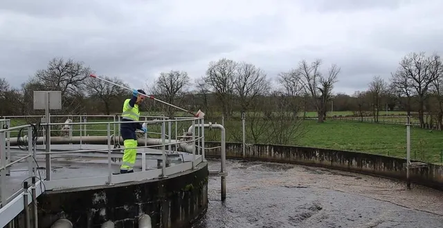 photo  des agents du service assainissement eau potable de la communauté de communes opèrent sur la station d’épuration de la suze ou sur des pompes de relevage. (photo cdc val de sarthe)  &copy;  photo : communauté de communes val de sarthe 