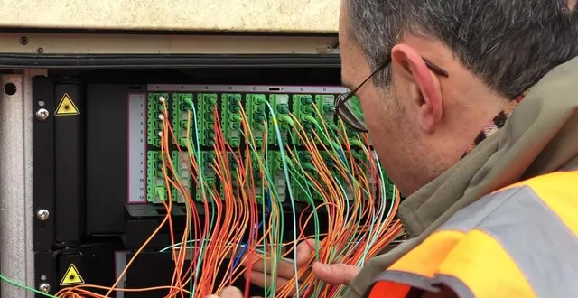 photo  une armoire renferme environ 300 câbles qui sont autant de clients branchés à la fibre.  &copy;  ouest-france 