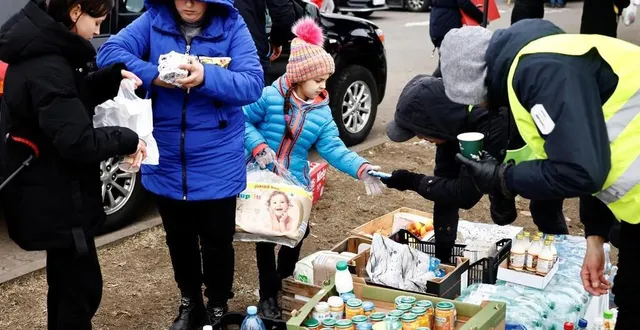 photo  des personnes fuyant l’invasion russe en ukraine reçoivent de la nourriture dans un camp provisoire en pologne. pour leur venir en aide, une collecte de dons est aussi organisée dimanche 13 mars et lundi 14 mars 2022 dans le centre-ville du mans (sarthe).  &copy;  reuters/yara nardi 