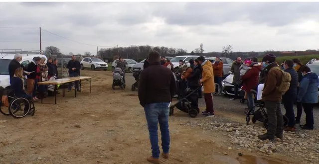 photo  pour la plantation, les parents et leurs enfants nés en 2021 se sont rendus sur le site de « longueraie ».  &copy;  le maine libre 