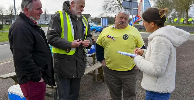 photo  le maine libre à la rencontre des gilets jaunes, présents tous les samedis au rond-point du leclerc à la flèche.  &copy;  photo le maine libre – yvon loué 