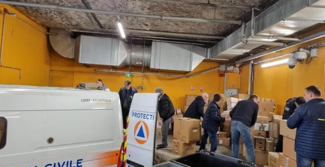 photo  mardi soir, un camion de la protection civil a été chargé, direction l’ukraine.  &copy;  archives le maine libre 