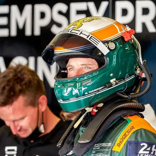 photo l’acteur michael fassbender aux 24 heures du mans 2021, en tant que pilote pour le dempsey-proton racing.  ©  dominique breugnot photographer
