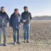 photo  adrien grudet et yves lelièvre, qui entourent ici pascal lelièvre, le maire de solesmes, sont à l’origine de la société lg biométhane qui va implanter une unité de méthanisation dans la campagne solesmienne. 