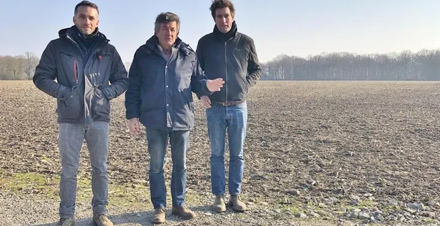 photo  adrien grudet et yves lelièvre, qui entourent ici pascal lelièvre, le maire de solesmes, sont à l’origine de la société lg biométhane qui va implanter une unité de méthanisation dans la campagne solesmienne.  &copy;  photo : ouest-france 