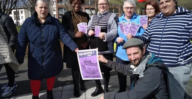 photo  xavier dechamp, au premier plan à droite est le réfèrent du collectif « vivre ici être d’ailleurs »  &copy;  le maine libre 