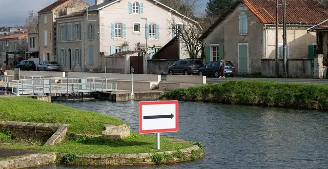 photo  une signalétique nautique a fleuri sur les bords de la sèvre niortaise ces dernières semaines. après une phase de tests et d’ajustements, la commercialisation des bateaux doit démarrer à l’été 2023.  &copy;  co - eric chauvet 