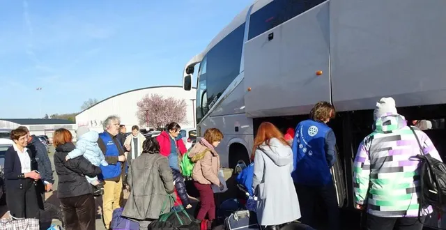 photo  les quarante-cinq ukrainiens accueillis en sarthe ont récupéré leurs bagages à la descente du bus, arrivé ce lundi 14 mars 2022 vers 17 h, à saint-pavace près du mans (sarthe).  &copy;  ouest6france 