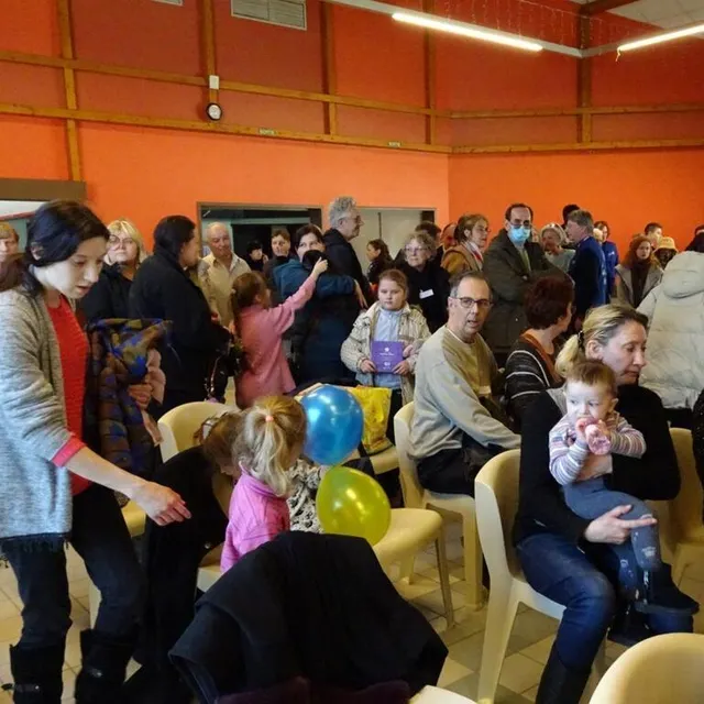 photo les réfugiés se restaurent en famille pendant l’appel pour la répartition dans les familles d’accueil présentes.  ©  ouest-france