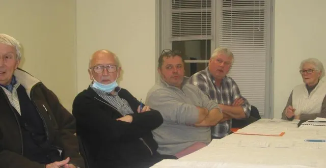 photo  de gauche à droite : jean feuillet, président d’honneur; gérard rosé, maire; jean pigache, maréchal ferrant; frank feuillet, président; monique feuillet, secrétaire-trésorière.  &copy;  ouest-france 