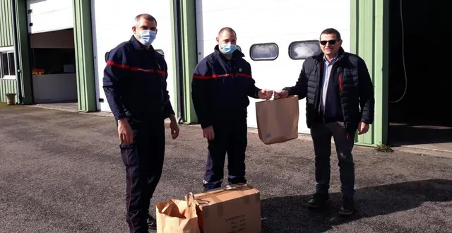 photo  le chef du centre de secours (à gauche) et le président de l’amicale des pompiers ont reçu de nombreux dons pour les ukrainiens, samedi. à tel point qu’il leur faut du temps pour trier et organiser le convoyage et les redistributions. initialement prévue samedi 19, ils ont décidé de décaler la prochaine collecte au samedi suivant, afin d’être efficaces, en structurant leur organisation.  &copy;  ouest-france 