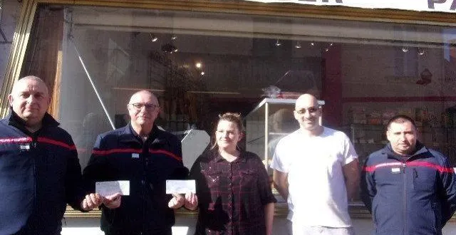 photo  valérie et amandio lopes fernandes propriétaires de la boulangerie ont remis un chèque à l’odp  &copy;  le maine libre 