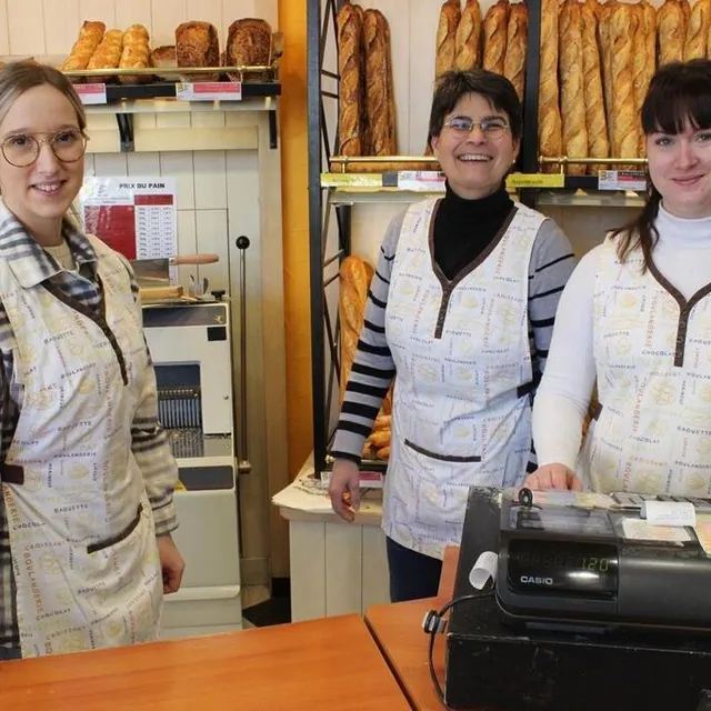 photo à la boulangerie fortin, avenue bollée, noémie, eulalie et clarisse (la patronne) sont soulagées de travailler sans le masque.  ©  le maine libre