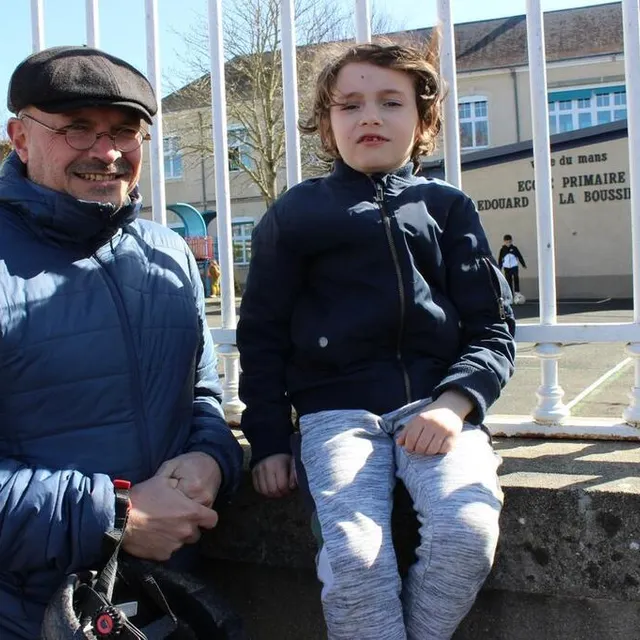 photo edgar, 7 ans et demi, était content de « voir ses copains sans masque » à l’école édouard-de la-boussinière ce lundi 14 mars 2022.  ©  le maine libre