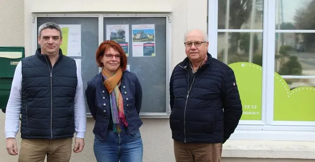 photo  vincent trouillet, correspondant local sarthe habitat ; jocelyne langlais, responsable territoire pour la haute sarthe et francis belluau, maire de marolles-les-braults devant la nouvelle permanence.  &copy;  le maine libre 