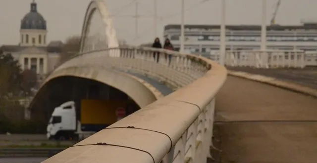 photo  photographe à montreuil-juigné, thierry huguenin a constaté le dépôt de sable sur le pont confluences, ce mardi 15 mars, à angers.  &copy;  ouest-france 