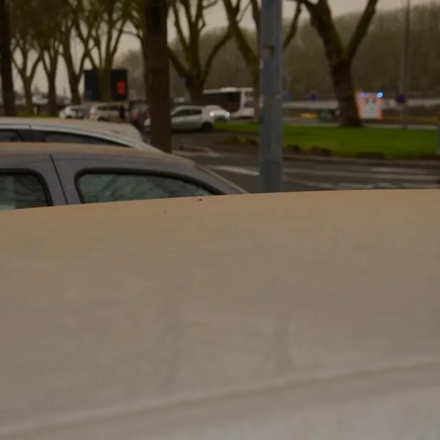photo le sable s'est déposé sur la carrosserie des voitures garées sur le parking de la rochefoucauld, à angers.  ©  ouest-france