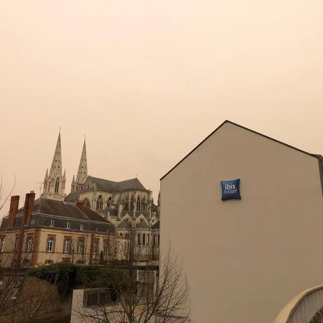 photo à cholet, ce mardi 15 mars au matin, le ciel avait une teinte de couleur inhabituelle.  ©  ouest-france