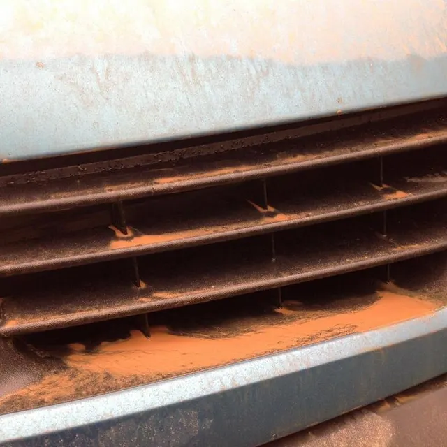 photo le sable s’est déposé sur les voitures, ici dans le sud sarthe. impressionnant !  ©  le maine libre