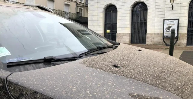photo  les automobilistes ont eu la surprise de découvrir, ce mardi 15 mars 2022, des dépôts de poussière sur le capot de leur voiture.  &copy;  ouest-france 