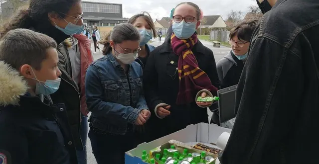 photo  le 11 mars, au collège honoré de balzac, à la pause récré, des collégiens participent aux « goûters solidaires en faveur de l’ukraine ».  &copy;  ouest-france 