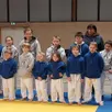 photo les enfants arborent fièrement leur sweat-shirt offert par le club grâce au mécénat de josé et odette goncalvez.