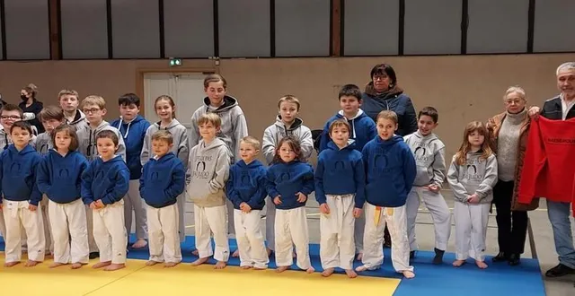 photo  les enfants arborent fièrement leur sweat-shirt offert par le club grâce au mécénat de josé et odette goncalvez.  &copy;  ouest-france 