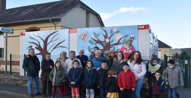 photo  des bénévoles se sont donné rendez-vous à la sortie de l’école pour communiquer, sur les randos, auprès des familles.  &copy;  le maine libre 