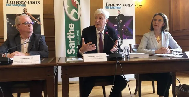photo  dominique le mèner, président du conseil départemental, entouré de régis vallienne et véronique cantin, président et vice-présidente de la commission ressources humaines et finances.  &copy;  ouest-france 