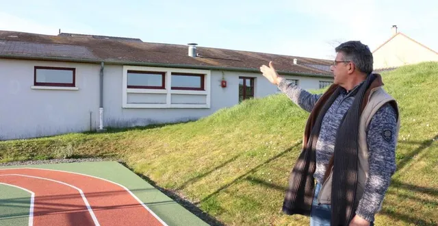 photo  philippe biaud, maire de ligron (sarthe), veut adopter l’autoconsommation collective en électricité photovoltaïque. les panneaux seraient installés sur le toit des ateliers communaux et de l’école (en photo).  &copy;  ouest-france 