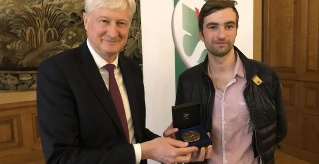 photo  nicolas bazire a reçu la médaille du département des mains de dominique le mèner, président du conseil départemental.  &copy;  ouest-france 