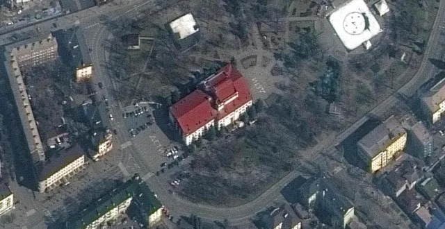 photo  une image satellite du théâtre de mariupol avant le bombardement. le mot 