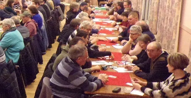 photo  64 participants concentrés lors du concours de belote. 