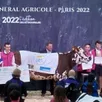 photo  orne, la vache normande entourée des élèves et des enseignants du lycée agricole de giel don bosco a remporté le 2e prix du trophée international de l’enseignement agricole lors du salon de l’agriculture. 