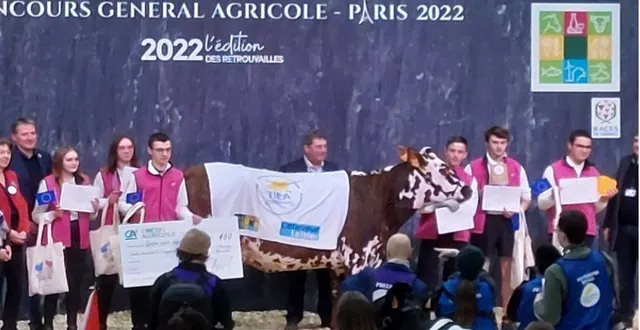 photo  orne, la vache normande entourée des élèves et des enseignants du lycée agricole de giel don bosco a remporté le 2e prix du trophée international de l’enseignement agricole lors du salon de l’agriculture.  &copy;  dr 