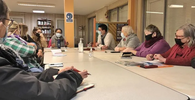 photo  rabia asfar, animatrice des deux conseils citoyens de sablé-sur-sarthe, a mené la réunion publique destinée à renouveler celui du quartier de montreux, jeudi 10 mars 2022.  &copy;  photo : ouest-france 