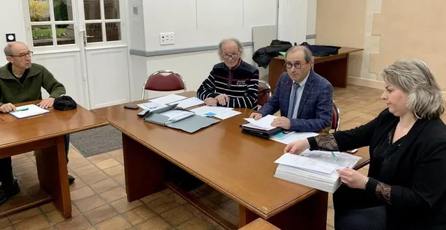 photo  les membres de la société des courses hippiques sont en ordre de marche pour la réunion du lundi de pentecôte, le 6 juin, à mamers.  &copy;  le maine libre 